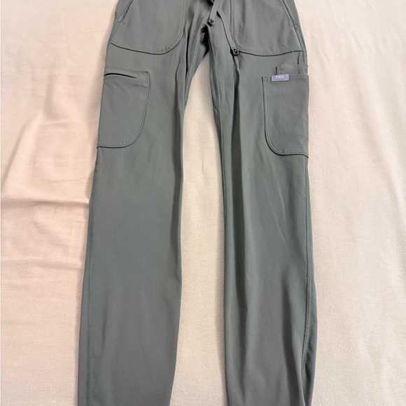 FIGS Olive Technical Collection Top - Picture 5 of 11